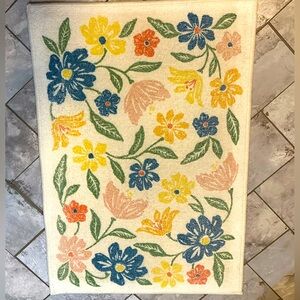 Beautiful ruggable bath mat, machine washable.